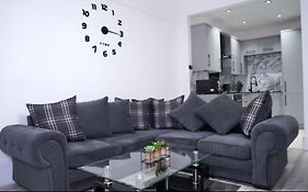 Newly Refurbished 2 Bed !